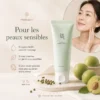 Texture gel du Green Plum Refreshing Cleanser versée dans la main, avec mousse légère, prunes vertes et tube du produit.