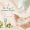Green Plum Refreshing Cleanser pour peaux sensibles, avec tube du produit et femme à la peau lumineuse et confortable après le nettoyage.