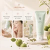 Green Plum Refreshing Cleanser mis en scène avec prune verte et haricot mungo, deux ingrédients clés de sa formule douce.