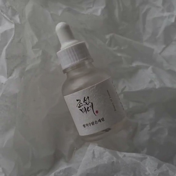 Flacon Beauty of Joseon Glow Deep Serum photographié sur un fond de papier froissé.