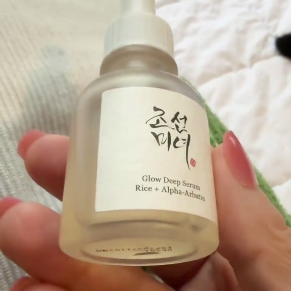 Flacon Beauty of Joseon Glow Deep Serum Rice + Alpha-Arbutin tenu à la main, étiquette avant visible.