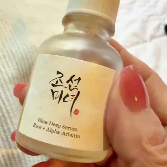 Gros plan du flacon Beauty of Joseon Glow Deep Serum Rice + Alpha-Arbutin tenu à la main.