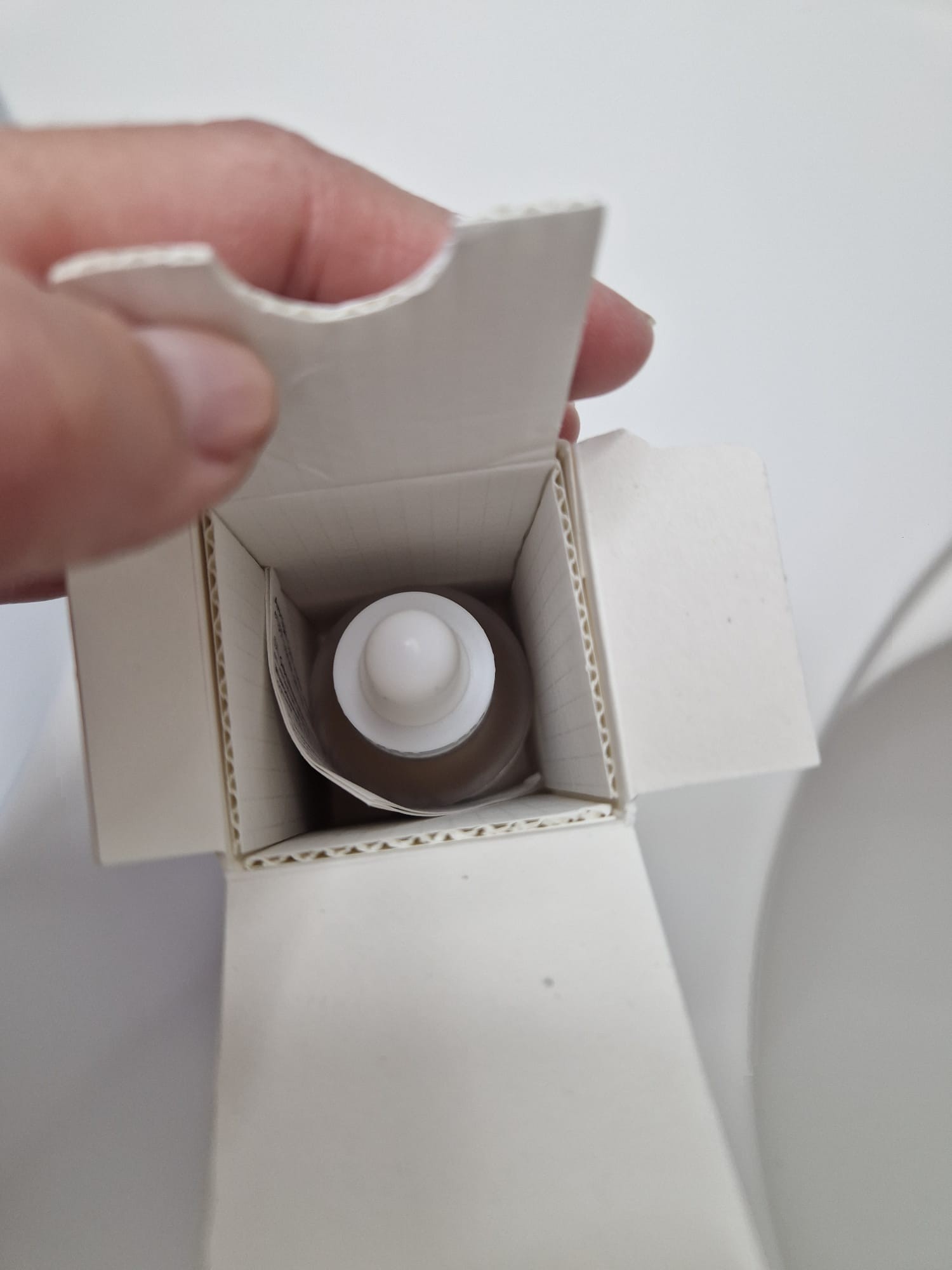 Vue du Beauty of Joseon Glow Deep Serum à l’intérieur de sa boîte ouverte.