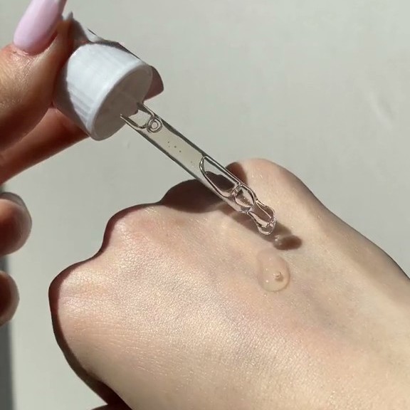 Pipette déposant une goutte du Beauty of Joseon Glow Deep Serum sur le dos de la main.