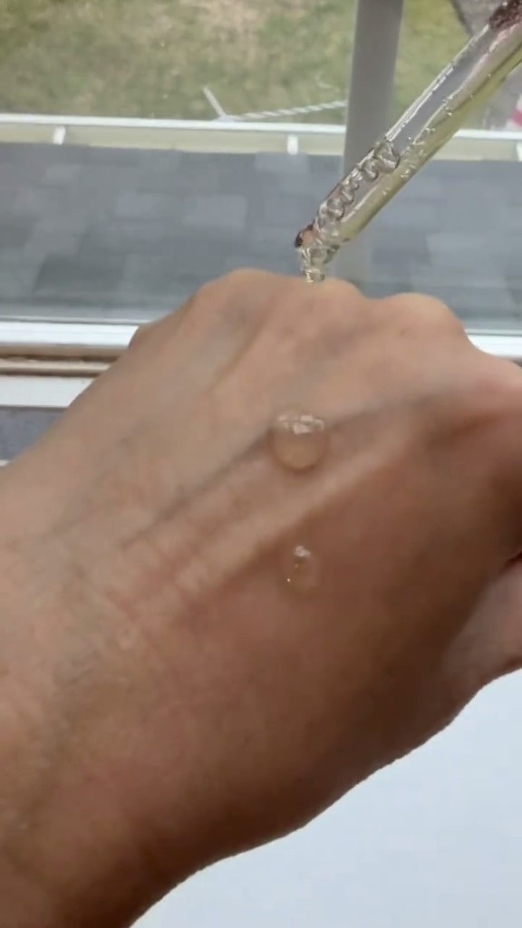 Goutte de Beauty of Joseon Glow Deep Serum appliquée avec une pipette sur le dos de la main.
