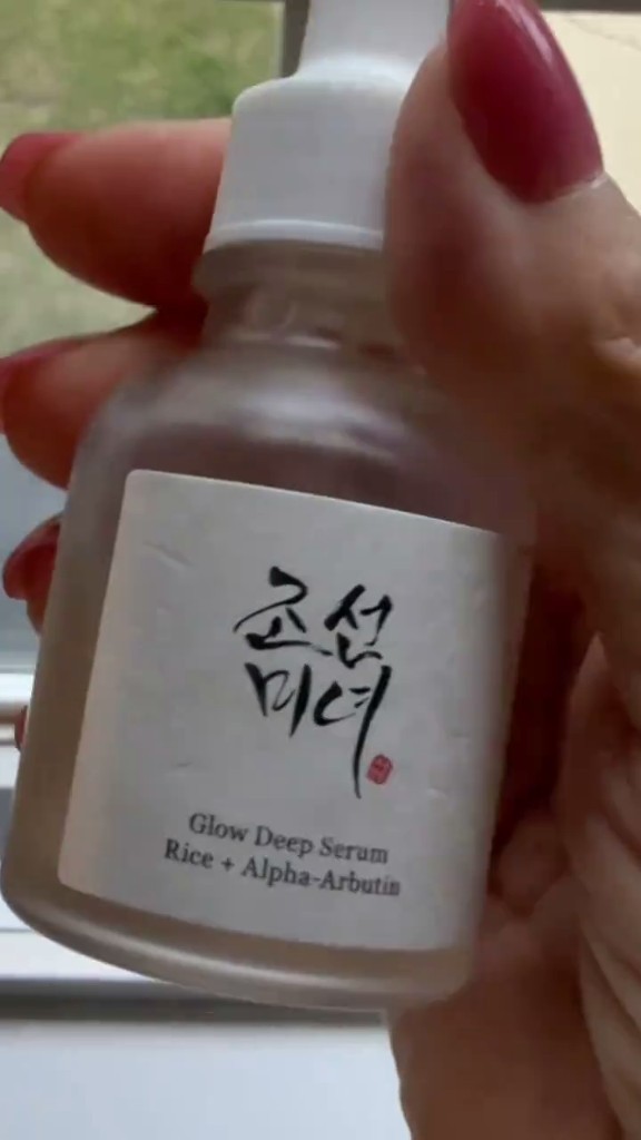 Gros plan du flacon Beauty of Joseon Glow Deep Serum Rice + Alpha-Arbutin tenu à la main.
