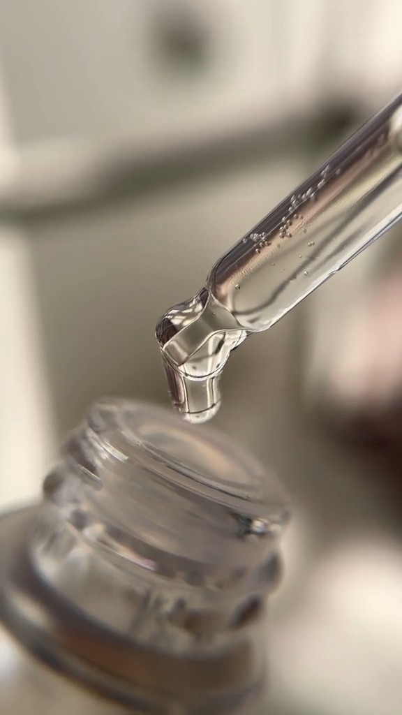 Gros plan sur la pipette et la texture transparente du Beauty of Joseon Glow Deep Serum.