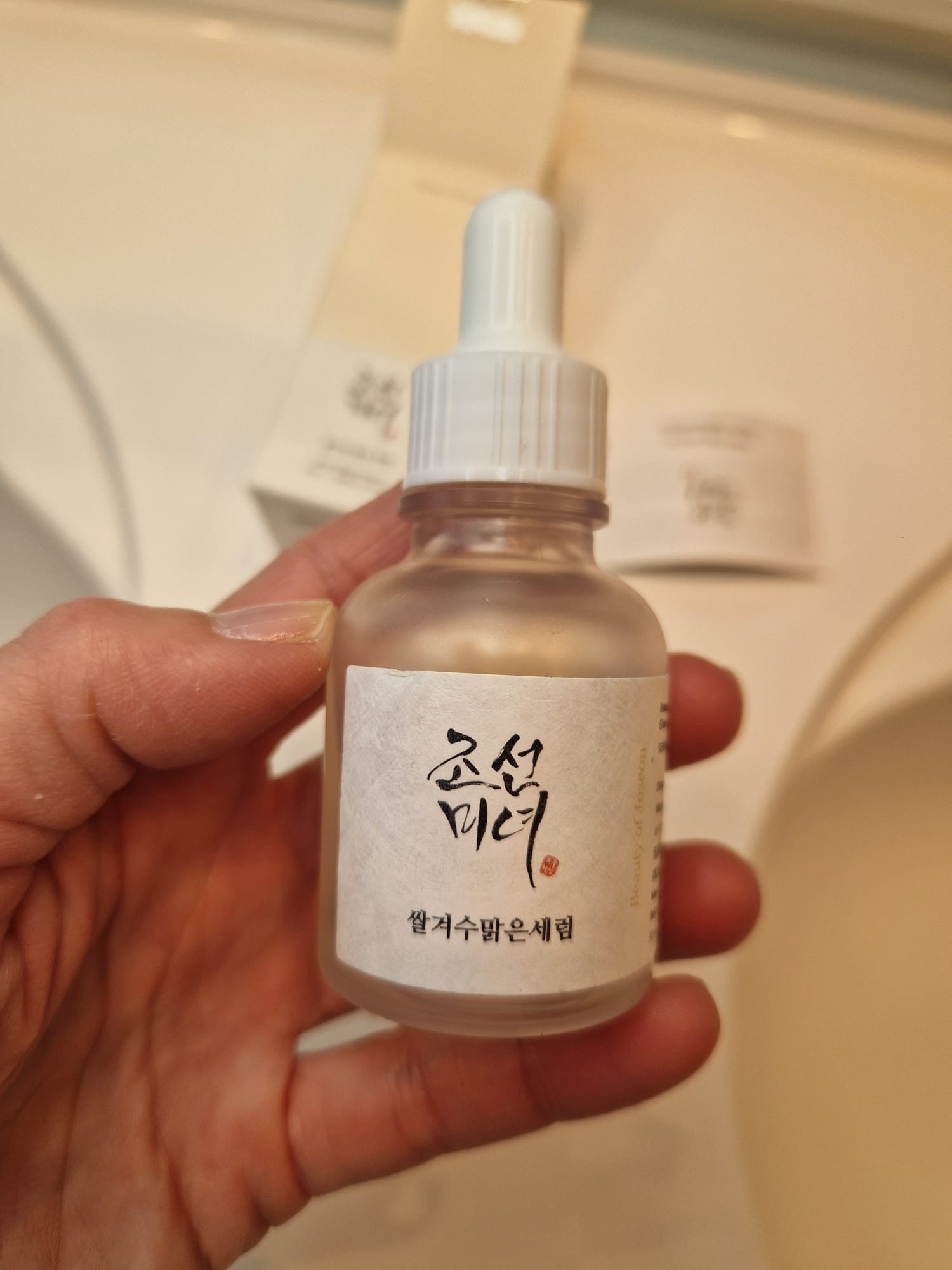 Beauty of Joseon Glow Deep Serum Rice + Alpha-Arbutin tenu à la main pour illustrer son utilisation quotidienne.