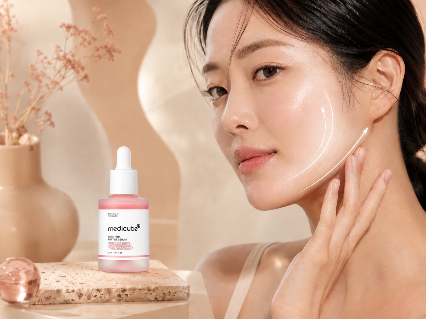 Femme asiatique de plus de 40 ans massant son visage avec le Medicube PDRN Pink Peptide Serum présenté à côté