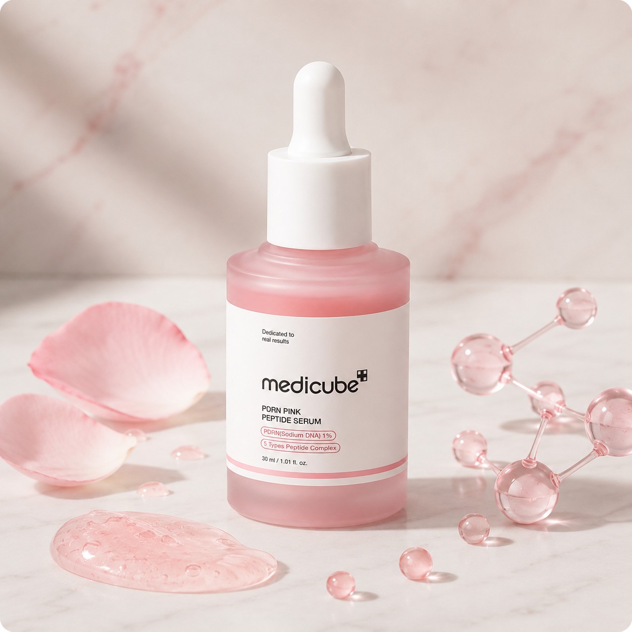 Medicube PDRN Pink Peptide Serum présenté avec texture rose, pétales et éléments moléculaires