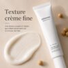 Texture crème fine et légère du Mixsoon Bean Eye Cream à côté du tube de 20 ml.
