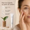 Femme appliquant le Mixsoon Bean Eye Cream sur le contour de l’œil pour hydrater une zone délicate et en manque de confort.