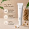 Mixsoon Bean Eye Cream présenté avec du soja, illustrant sa formule et sa texture légère pour le contour des yeux.