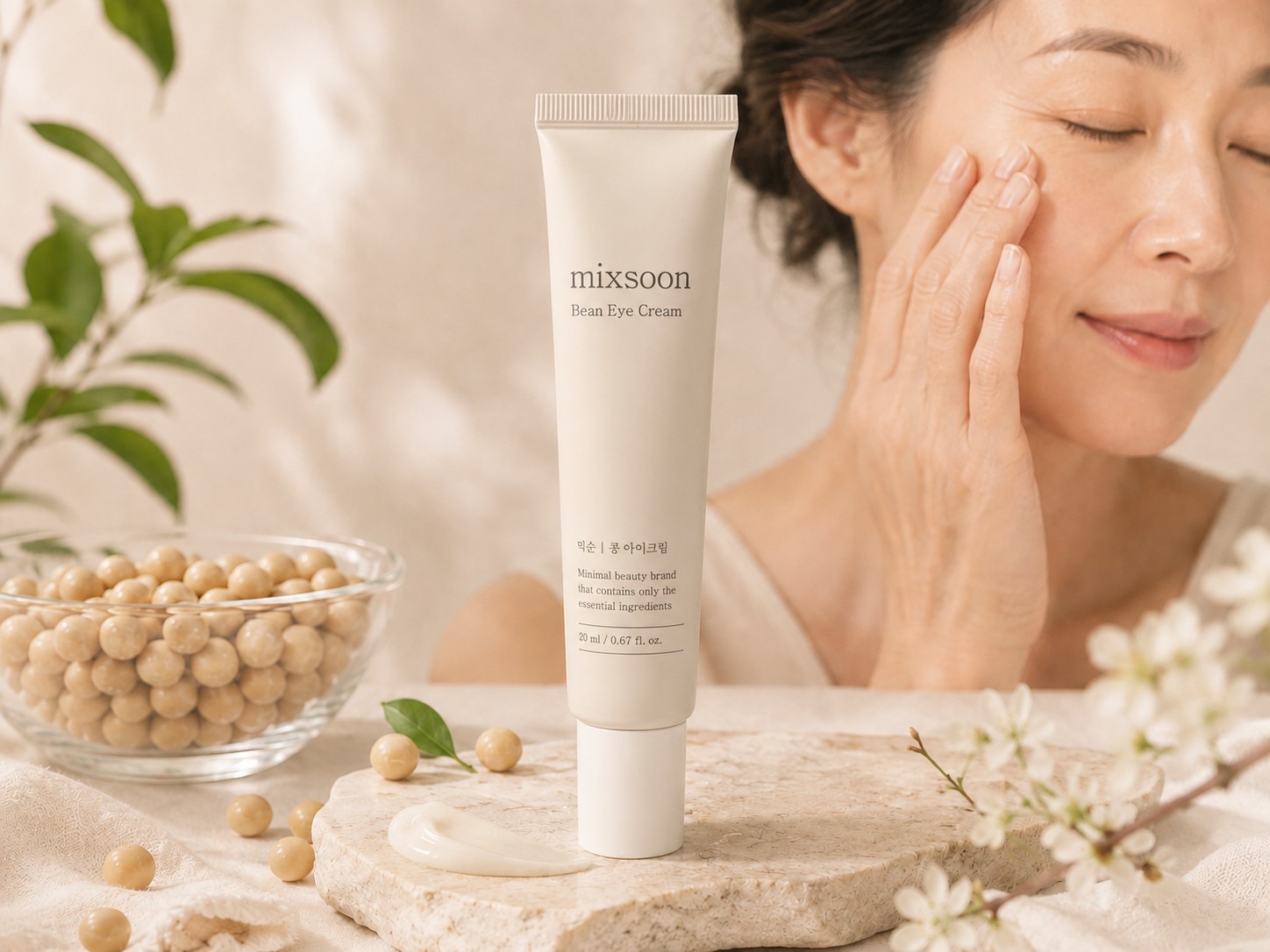 Mixsoon Bean Eye Cream présenté avec du soja et une femme appliquant le soin, pour illustrer le confort du contour des yeux.