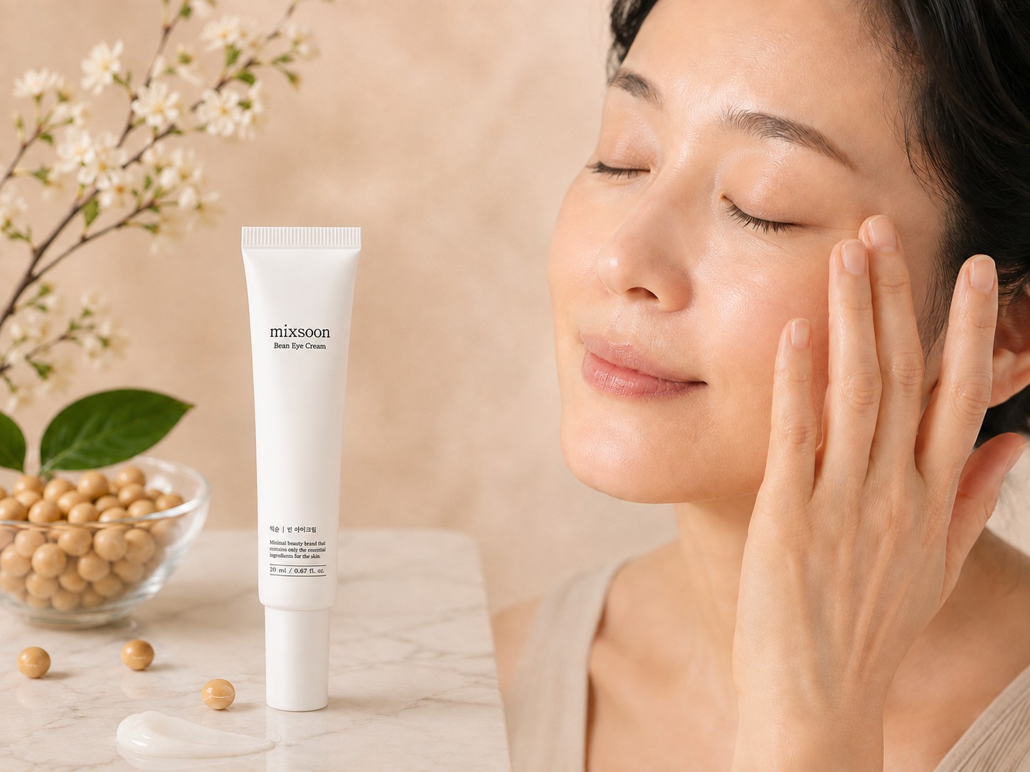 Femme au contour des yeux hydraté avec le Mixsoon Bean Eye Cream présenté à côté, illustrant une apparence plus lisse et souple.