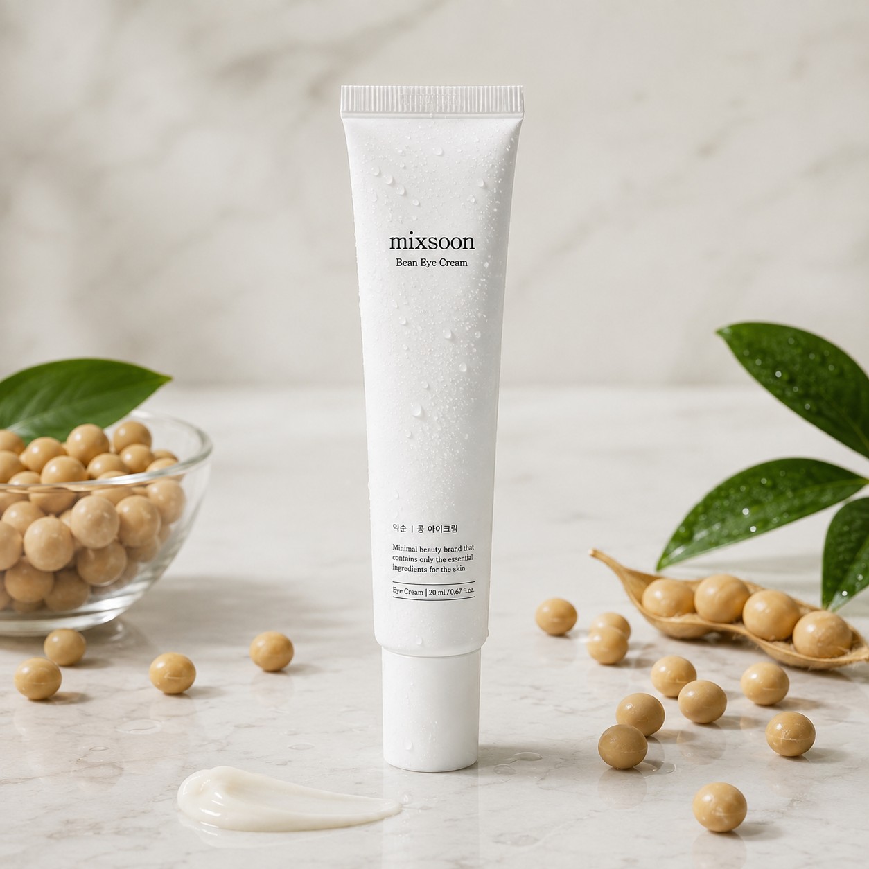 Mixsoon Bean Eye Cream avec graines de soja et texture crème, présenté dans une mise en scène minimaliste sur fond clair.