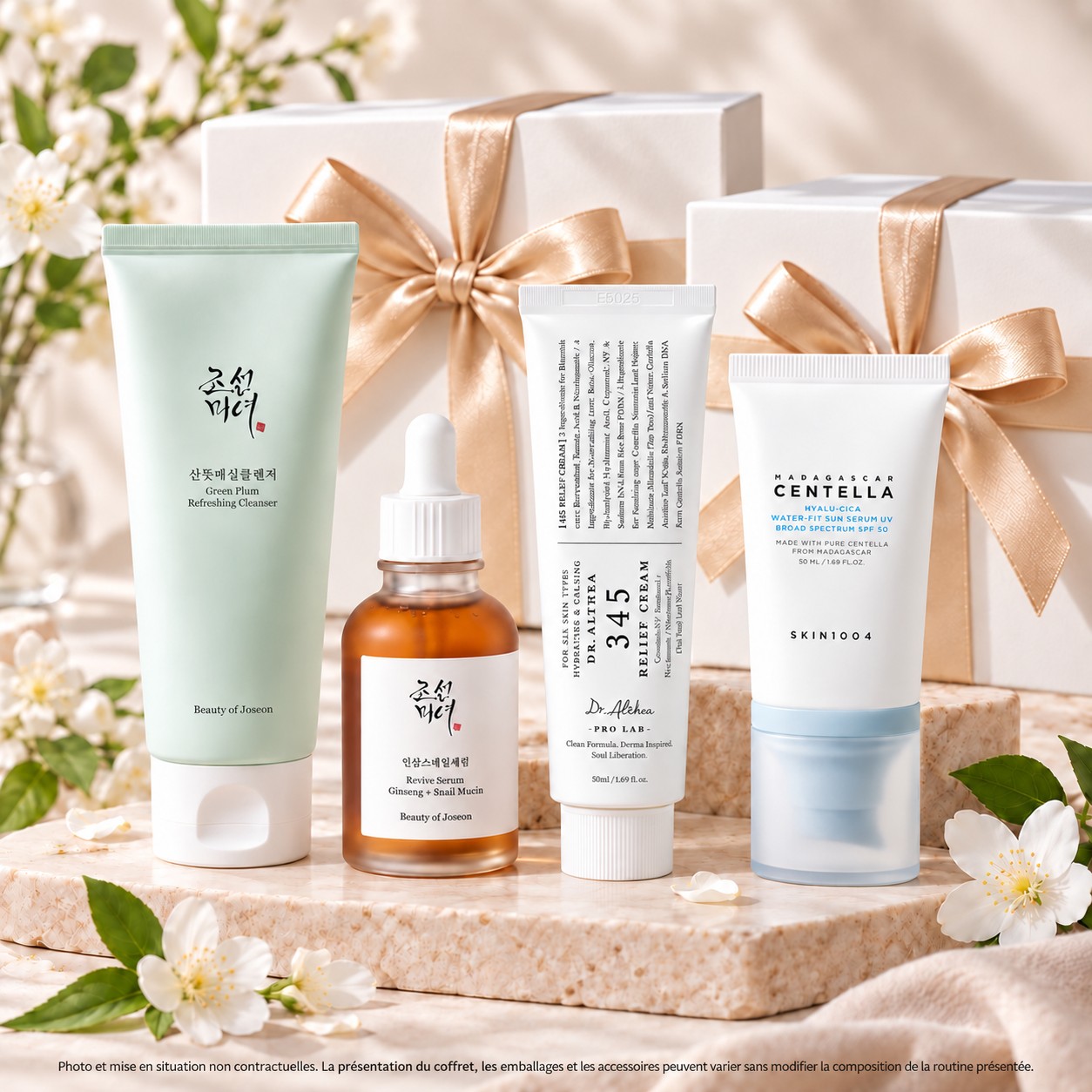 Rituel Matinal Fleur de Corée avec Green Plum Cleanser, Revive Serum, Dr. Althea 345 Relief Cream et SKIN1004 Hyalu-Cica SPF50+, présentés devant deux coffrets cadeaux.