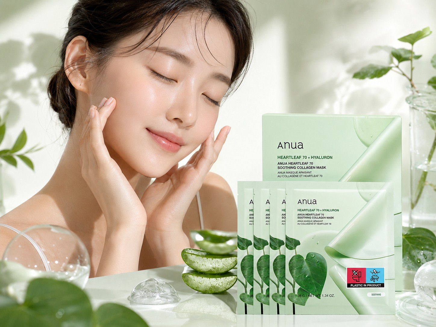 Femme à la peau apaisée aux côtés du masque Anua Heartleaf 70 + Hyaluron, avec aloe vera et éléments hydratants.