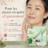 Femme mature à la peau confortable avec l’Anua Heartleaf 70 + Hyaluron Soothing Collagen Mask, présenté comme soin pour peaux en quête d’apaisement.