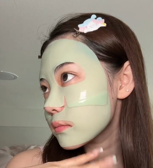 Femme portant l’Anua Heartleaf 70 + Hyaluron Soothing Collagen Mask vu de profil, le masque couvrant l’ensemble du visage.