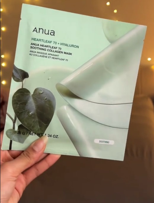 Sachet individuel Anua Heartleaf 70 + Hyaluron Soothing Collagen Mask tenu en main.