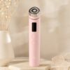 Medicube AGE-R Booster Pro Pink Edition rose présenté debout sur un socle clair dans une ambiance beauté douce et élégante.