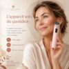 Femme utilisant le Medicube AGE-R Booster Pro Pink Edition sur la joue, présenté comme appareil de soin du quotidien.