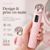 Medicube AGE-R Booster Pro Pink Edition tenu en main, avec détails de la tête de soin et des boutons de commande.