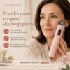 Femme à la peau mature utilisant le Medicube AGE-R Booster Pro Pink Edition sur la joue dans une routine beauté à domicile.