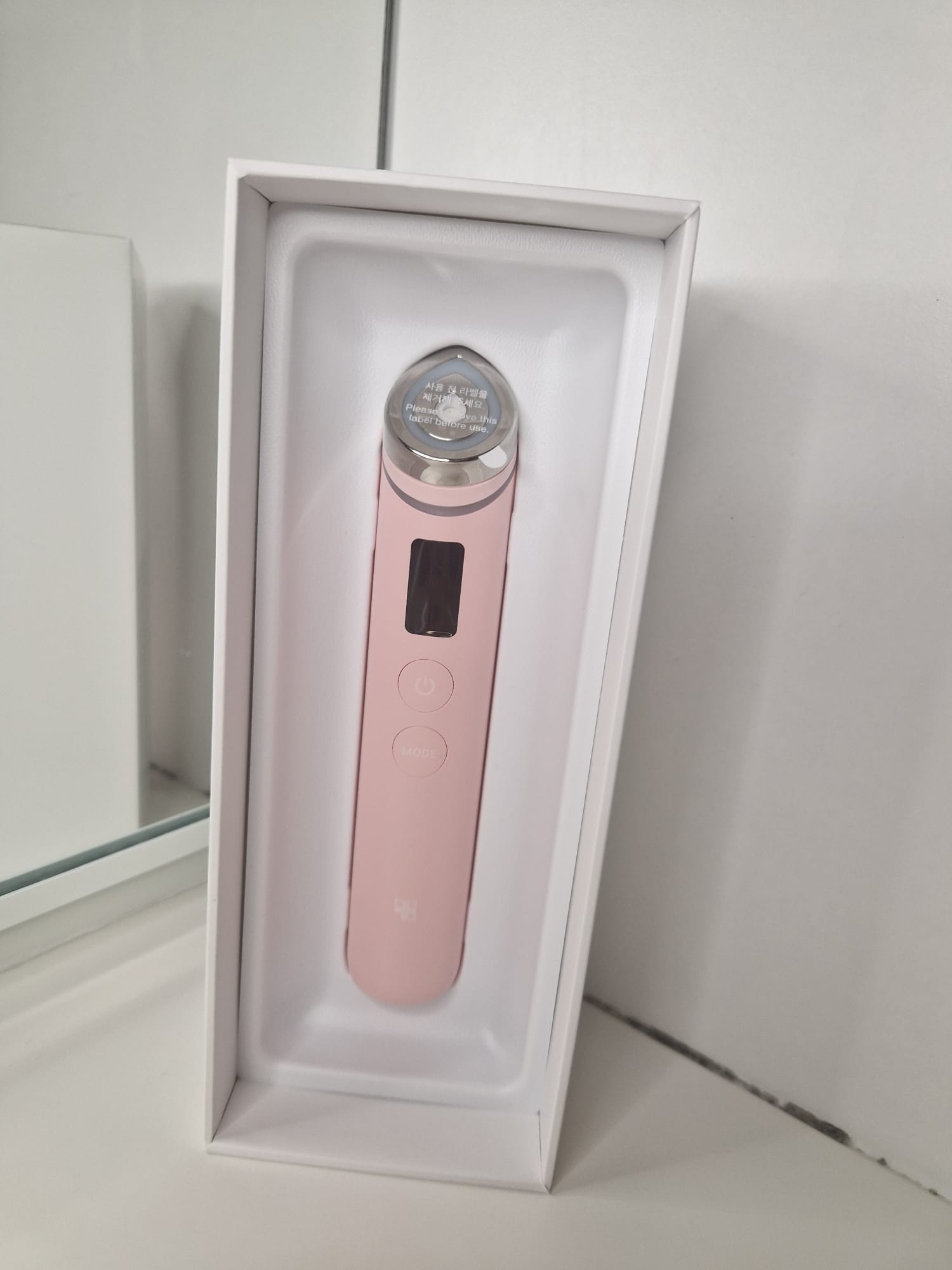 Medicube AGE-R Booster Pro Pink Edition rose présenté dans son emballage intérieur blanc.