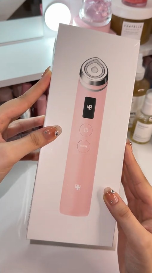 Boîte du Medicube AGE-R Booster Pro Pink Edition tenue en main, avec l’illustration de l’appareil sur l’emballage.
