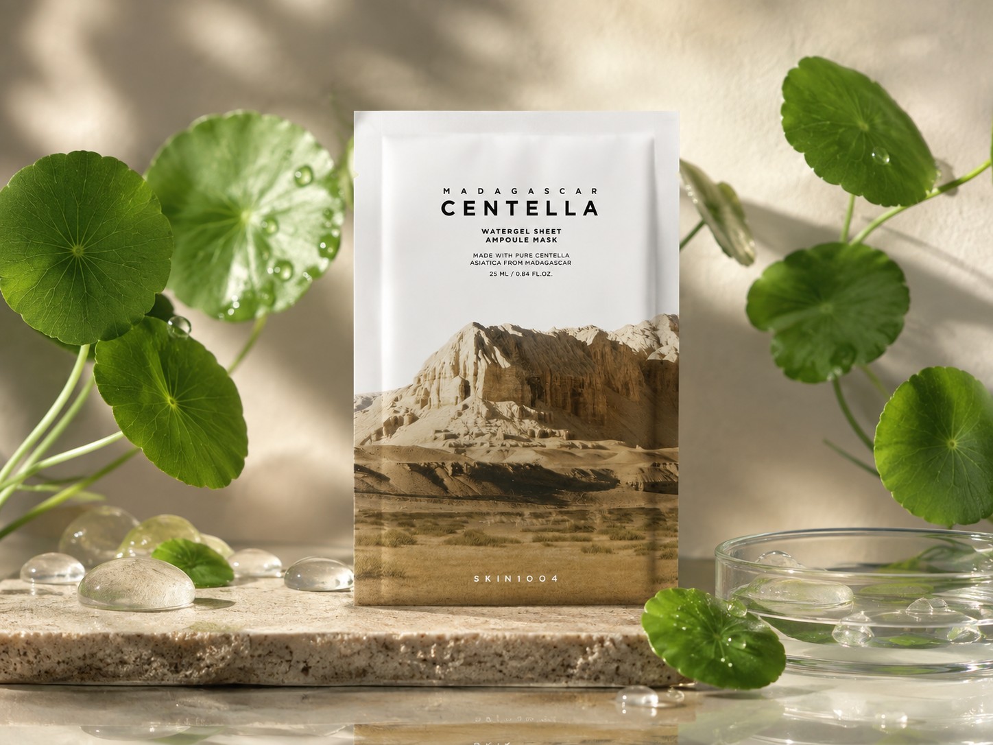 SKIN1004 Madagascar Centella Watergel Sheet Ampoule Mask entouré de feuilles de centella et de gel, dans une ambiance apaisante.