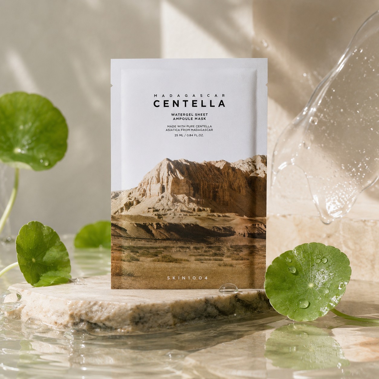 SKIN1004 Madagascar Centella Watergel Sheet Ampoule Mask avec centella et texture gel translucide, évoquant une peau fraîche et confortable.