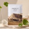 SKIN1004 Madagascar Centella Watergel Sheet Ampoule Mask présenté sur un socle clair avec feuilles de centella et texture gel.