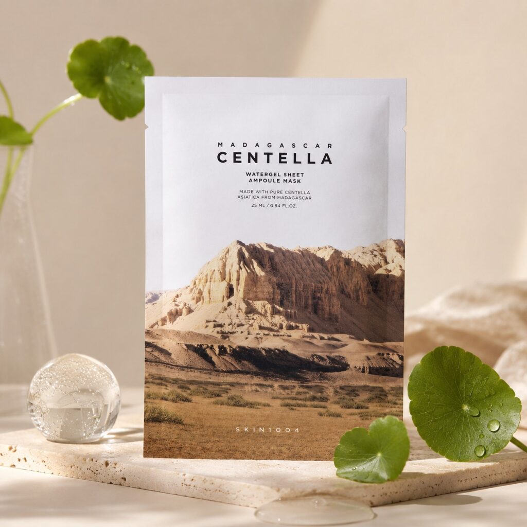 SKIN1004 Madagascar Centella Watergel Sheet Ampoule Mask présenté sur un socle clair avec feuilles de centella et texture gel.