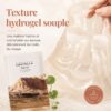 Texture hydrogel souple du SKIN1004 Madagascar Centella Watergel Sheet Ampoule Mask montrée en transparence avec le sachet du produit.