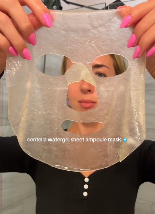 Masque hydrogel SKIN1004 Madagascar Centella déployé devant le visage pour montrer sa forme et sa transparence.