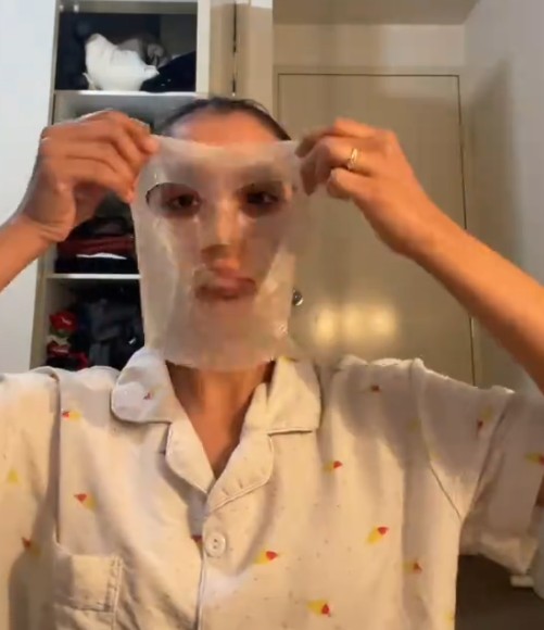 Femme positionnant le masque SKIN1004 Madagascar Centella Watergel Sheet Ampoule Mask sur son visage.