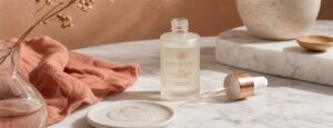 Sérum acide hyaluronique K-beauty multi-poids pour peau mature sur marbre blanc