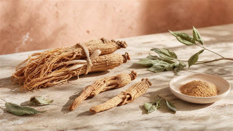 Racines de ginseng rouge coréen et sérum anti-âge K-beauty sur bois naturel