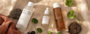 7 actifs K-beauty pour peau réactive après 45 ans : centella asiatica, heartleaf, mugwort