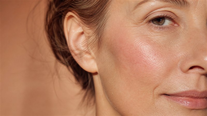Peau réactive mature après 45 ans : rougeurs et sensibilité liées à la ménopause
