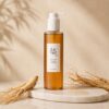 Beauty of Joseon Ginseng Cleansing Oil présenté avec des racines de ginseng, huile démaquillante coréenne en flacon pompe de 210 ml