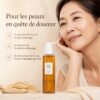 Femme à la peau mature et confortable avec le Ginseng Cleansing Oil, adapté au démaquillage quotidien et au double nettoyage.