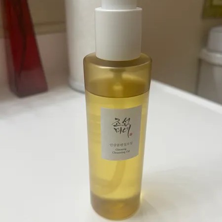 Beauty of Joseon Ginseng Cleansing Oil posé près d’un lavabo dans une salle de bain.