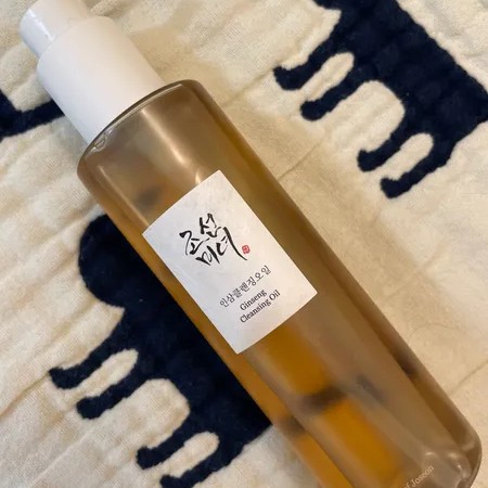 Beauty of Joseon Ginseng Cleansing Oil posé sur une serviette à motifs.