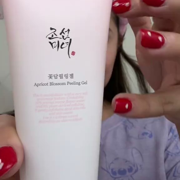 Tube Beauty of Joseon Apricot Blossom Peeling Gel tenu en main, vue rapprochée du produit.