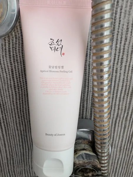 Beauty of Joseon Apricot Blossom Peeling Gel posé dans une salle de bain, face avant du tube visible.