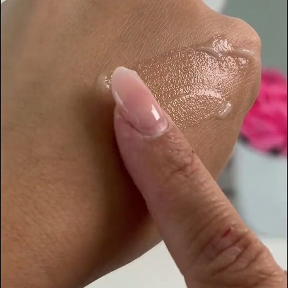 Gros plan de la texture gel du Beauty of Joseon Apricot Blossom Peeling Gel appliquée sur la main.