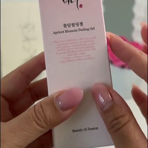 Gros plan du Beauty of Joseon Apricot Blossom Peeling Gel avec les inscriptions visibles sur le tube.